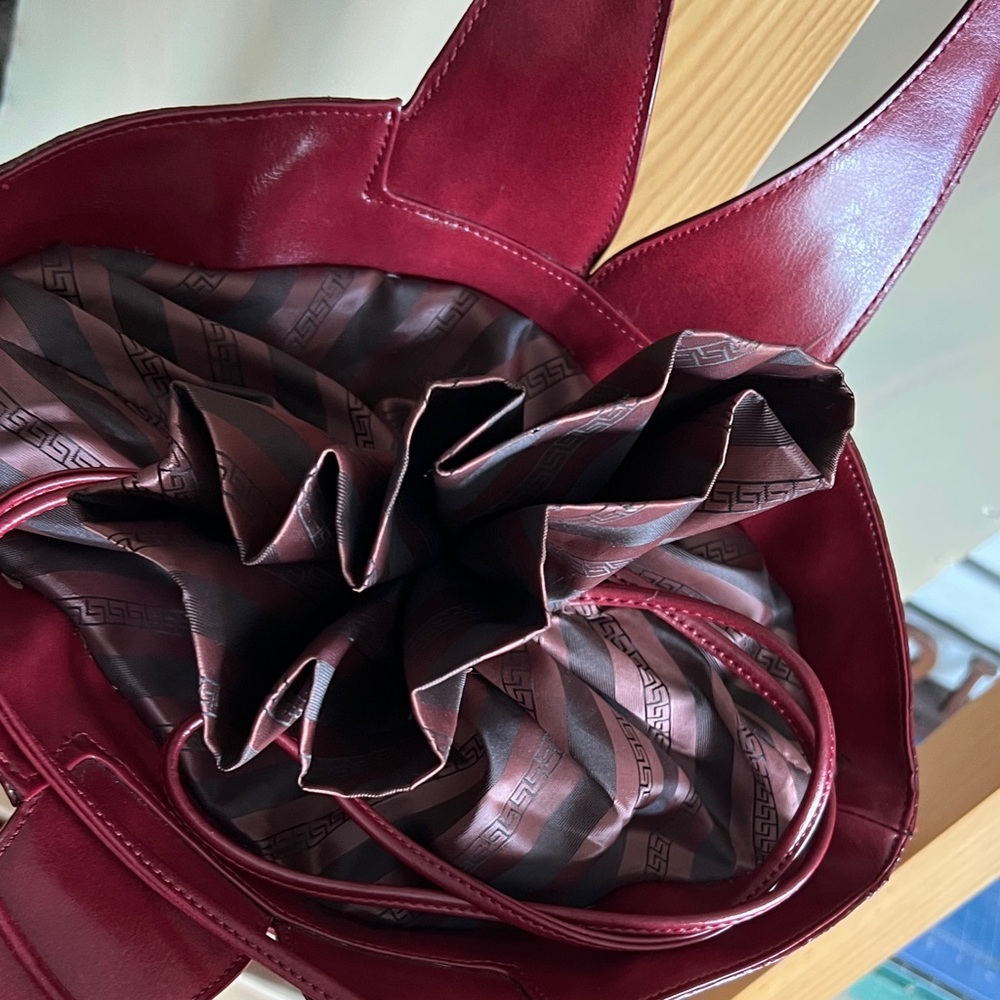 Chic Red Embossed Shoulder Bag - Picture 7 of 11